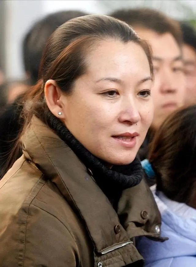 葛淑珍心甘情愿嫁给贫穷的赵本山却在丈夫成名后被无情抛弃