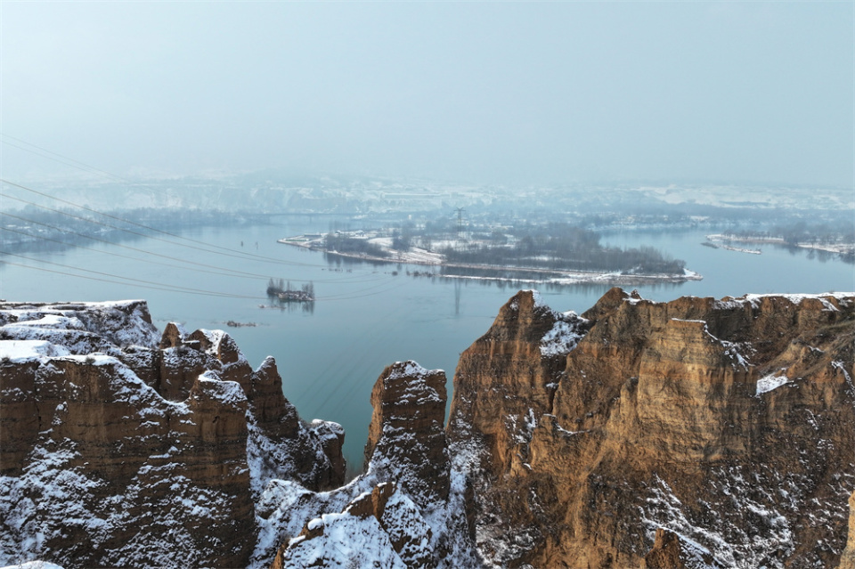 青海化隆:丹霞碧水迎瑞雪