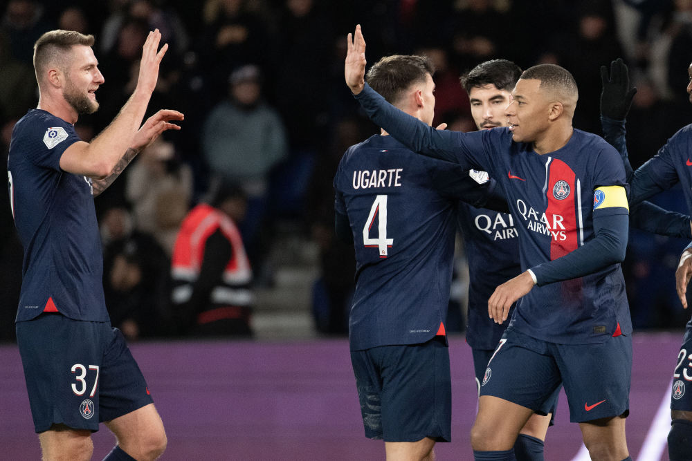 11月24日,巴黎圣日尔曼队球员姆巴佩(中)在比赛中拼抢.