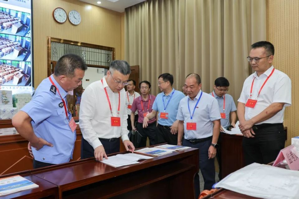 在安溪一中,沼涛中学,恒兴中学等考点,吴毓舟实地察看校门口,视频监控