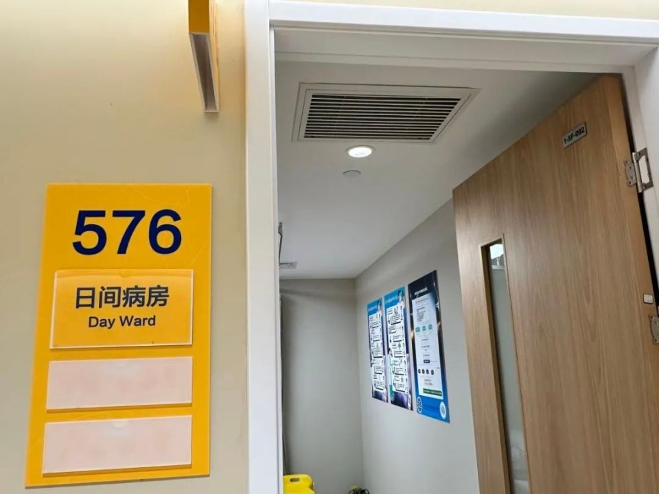 中午时分,上海市同仁医院神经内科日间病房内,查先生正在女儿的陪伴下