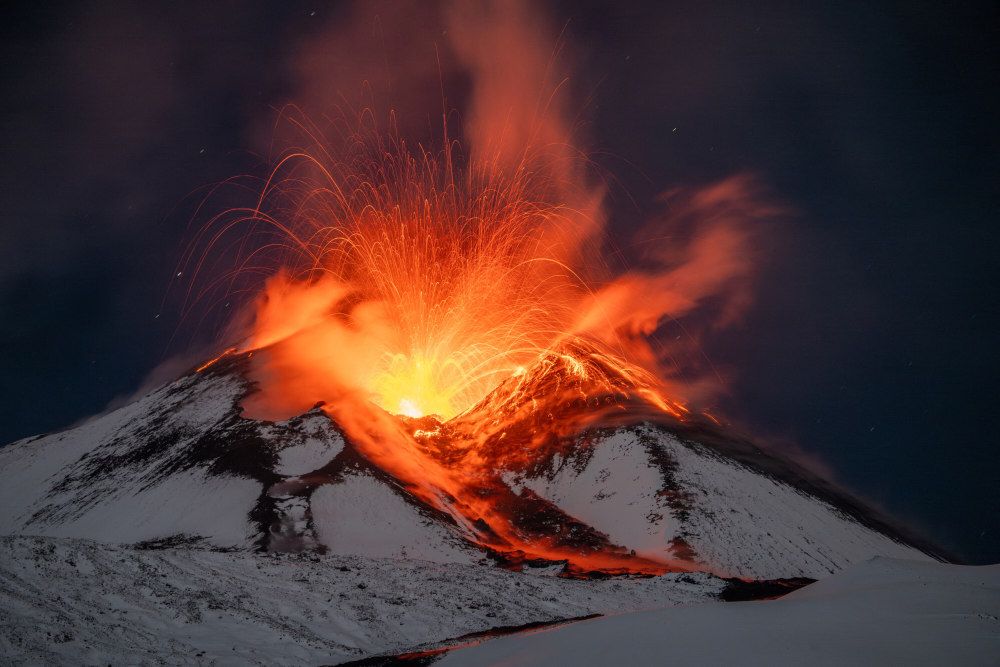 这是11月24日在意大利埃特纳火山附近拍摄的火山喷发景象新华社/路透