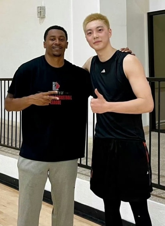 胡明轩换新发色 周琦看到了都得点赞?