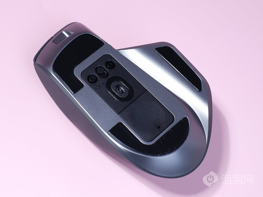 这款鼠标支持蓝牙5.0,无线2.4g,有线三种连接方式.