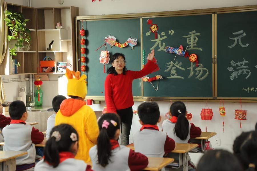 在威海市实验小学门口,由老师和同学们扮演的吉祥龙和如意狮,手持