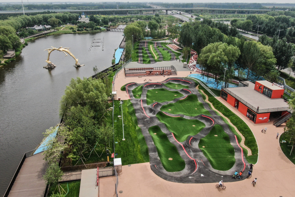 体育在世界最大泵道公园感受极限运动魅力