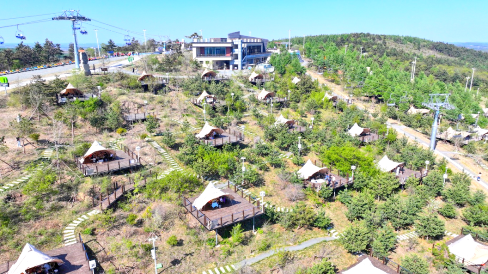 营区设有多功能野营区,草坪扎营区野奢度假区,森林太空舱等多种露营