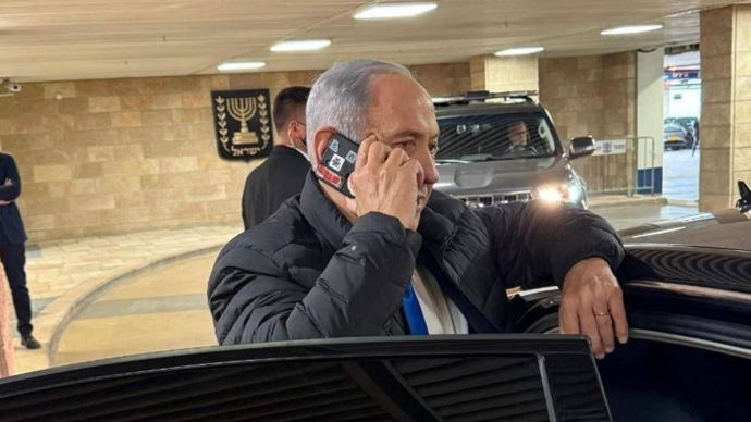 Tác dụng của miếng dán trên lưng điện thoại của Thủ tướng Isreal