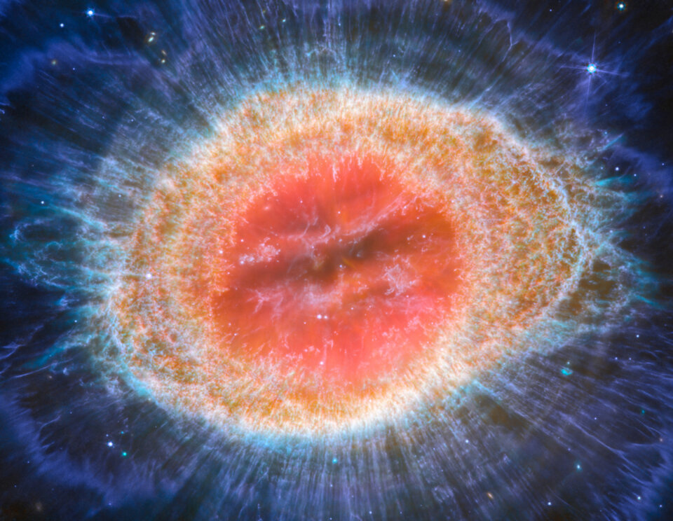 詹姆斯・韦伯太空望远镜拍摄到环状星云高清全身照