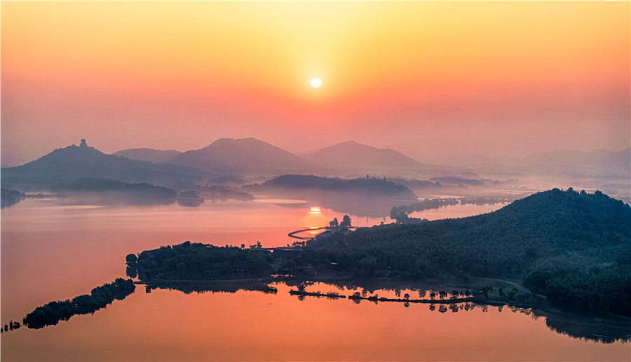 安徽池州:平天湖畔日初升