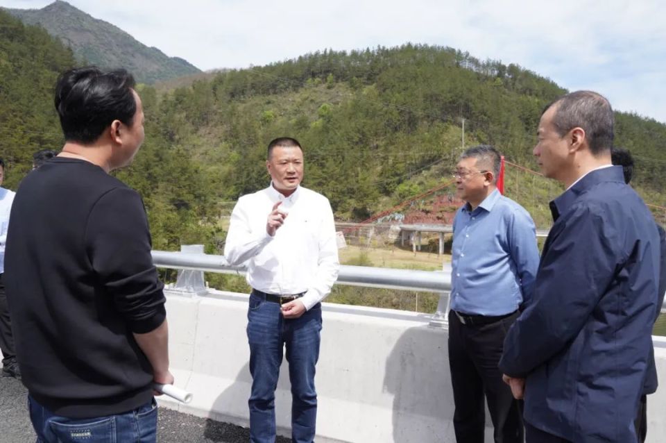 图为胡刚在温岭至常山公路遂昌湖山至黄沙腰段工程现场调研.