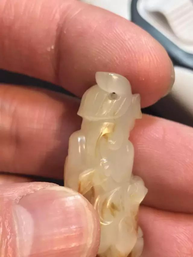 一件4厘米高的小玉人在朋友圈卖8万无人问津,香港拍卖290万成交!