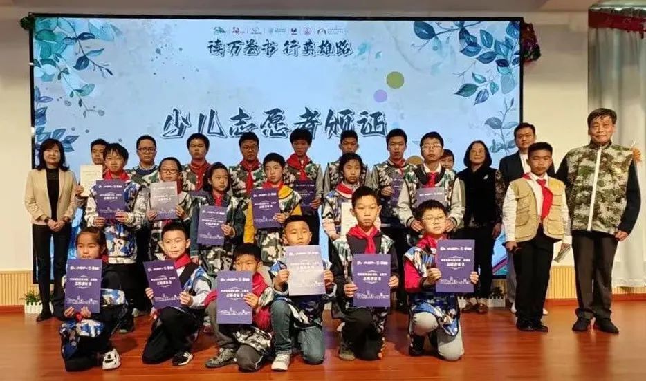 在苏河沿岸,他们开启了一场"特种兵式"citywalk