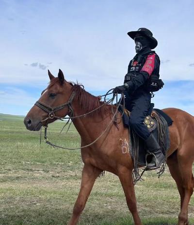 内蒙古警察骑马指挥交通被夸"帅" 骑警队:已成立8年 从向牧民借马发展