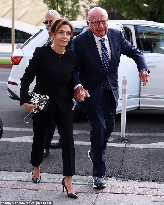 93岁默多克牵手第五任妻子出庭,为维护选定继承人,和其他3个孩子对峙