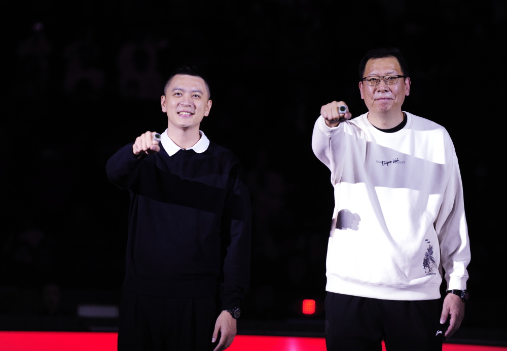 杨鸣和吴乃群领取总冠军戒指辽篮再胜天津男篮取得九连胜杨鸣对辽宁