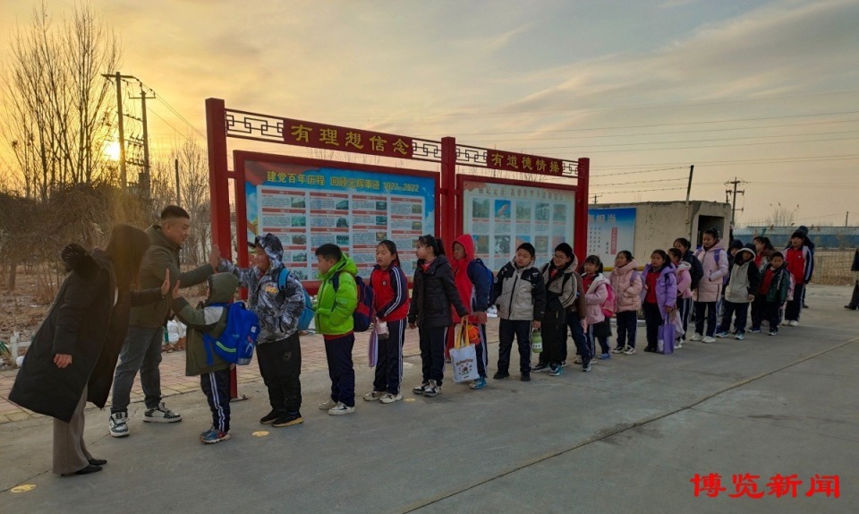 初春的高青县唐坊学区孙集小学,开学第一天,清晨的阳光透进校园,一片