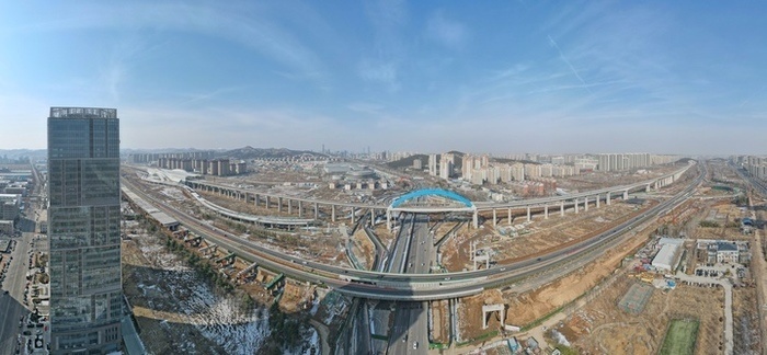 济南绕城高速小许家至港沟段改扩建部分箱梁吊装就位