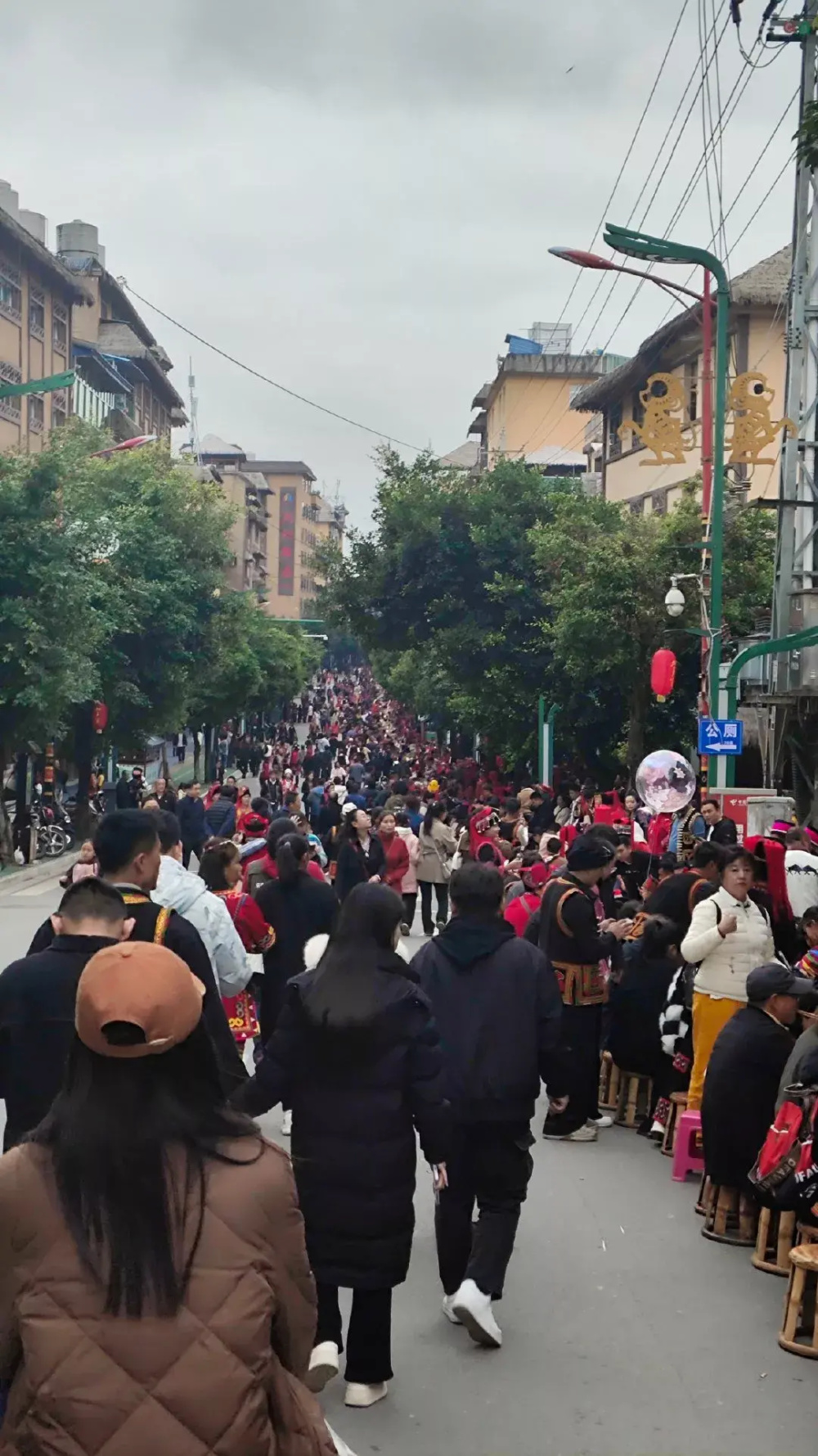 云南省红河州绿春县喜迎哈尼新年设置宴席四千余桌万人共享长街宴