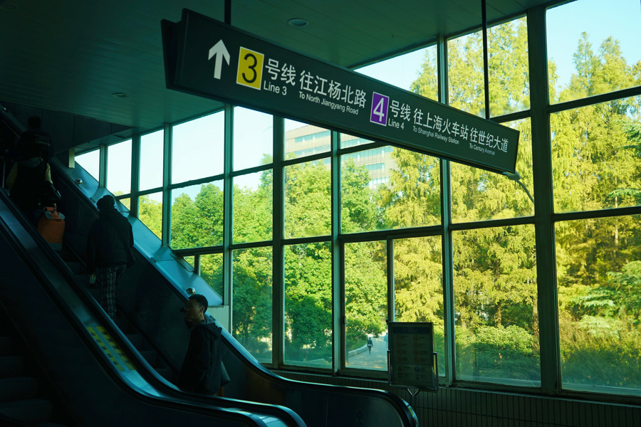 上海地铁延安西路站,从站厅层上到站台层的自动扶梯处,是拍摄打卡的必