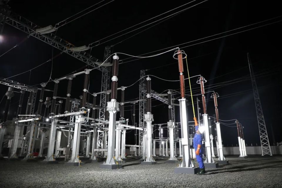 通过牵引变压器将高压电转换为电气化铁路接触网上使用的27