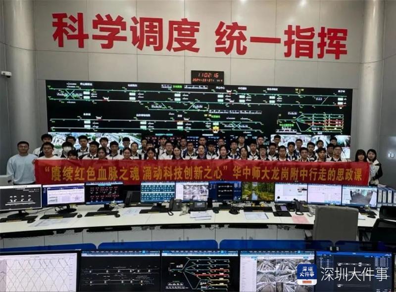 华附学子在云轨研究院展厅,先了解了比亚迪在新能源领域积累的领先