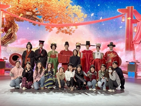 北服团队:让四朝婚服从古籍里走出来_腾讯新闻