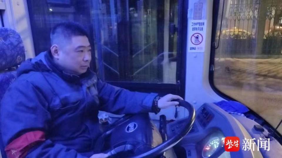 暖心跨年末班車上南京公交司機與乘客一起迎新年