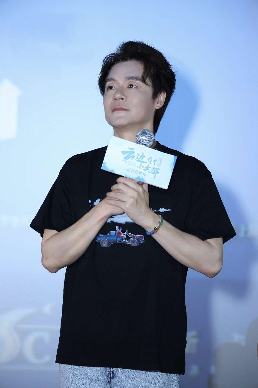 《云边有个小卖部》郑州路演主创被投喂"胡辣汤" 张嘉佳周也谈外婆拿