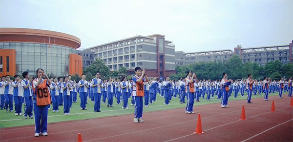 四川大学附属中学健美操队在大运村表演学校以崇善尚