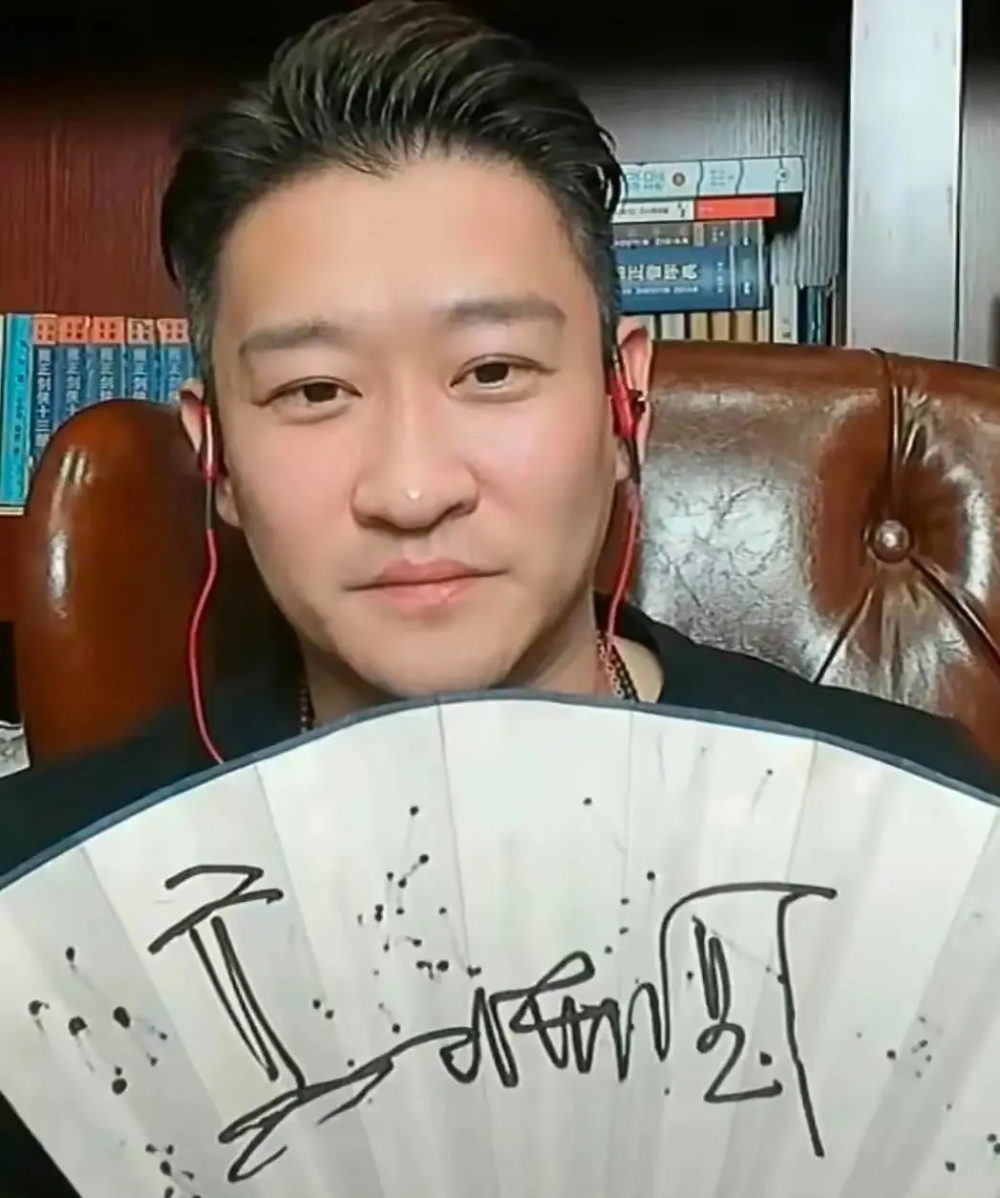 随后,曹云金拿出一把扇子,分别有:郭德纲,于谦,刘云天,何云伟,李菁