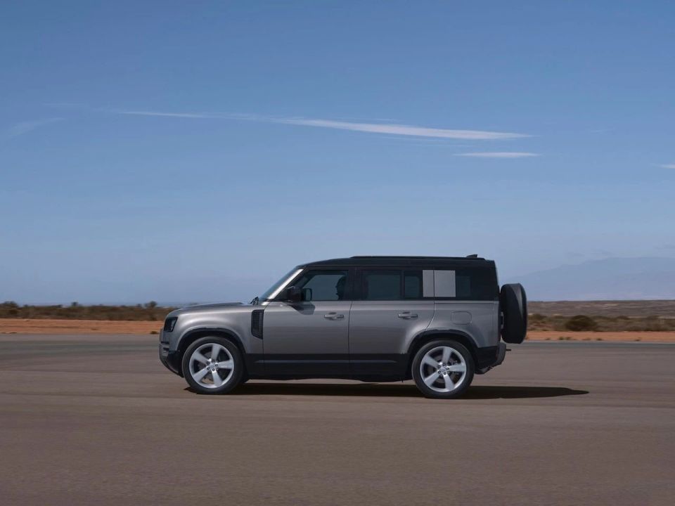 "越野方盒子本尊",新款路虎卫士发布,增加新动力新配置