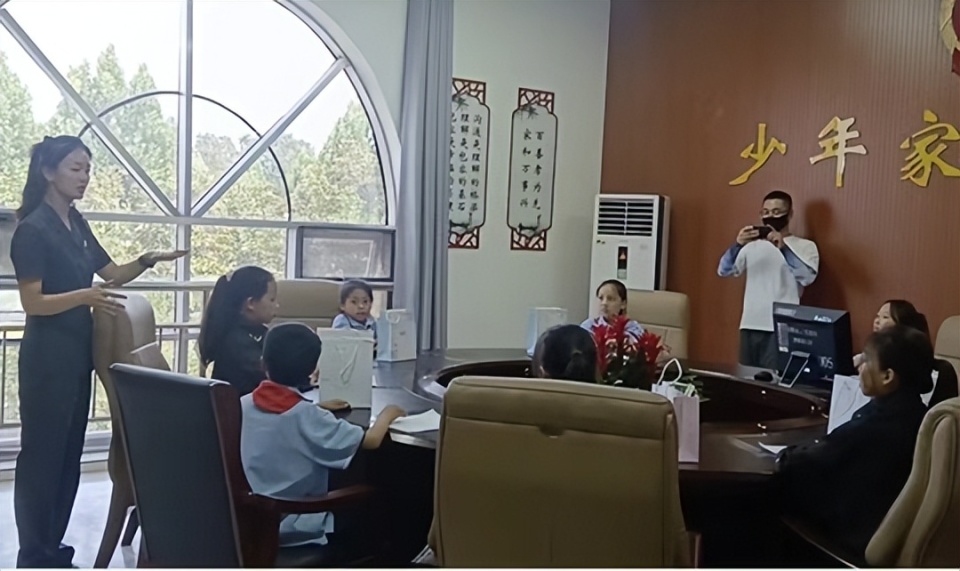 商丘市睢阳区文化办事处南京路小学开展"走进法庭"普法教育活动