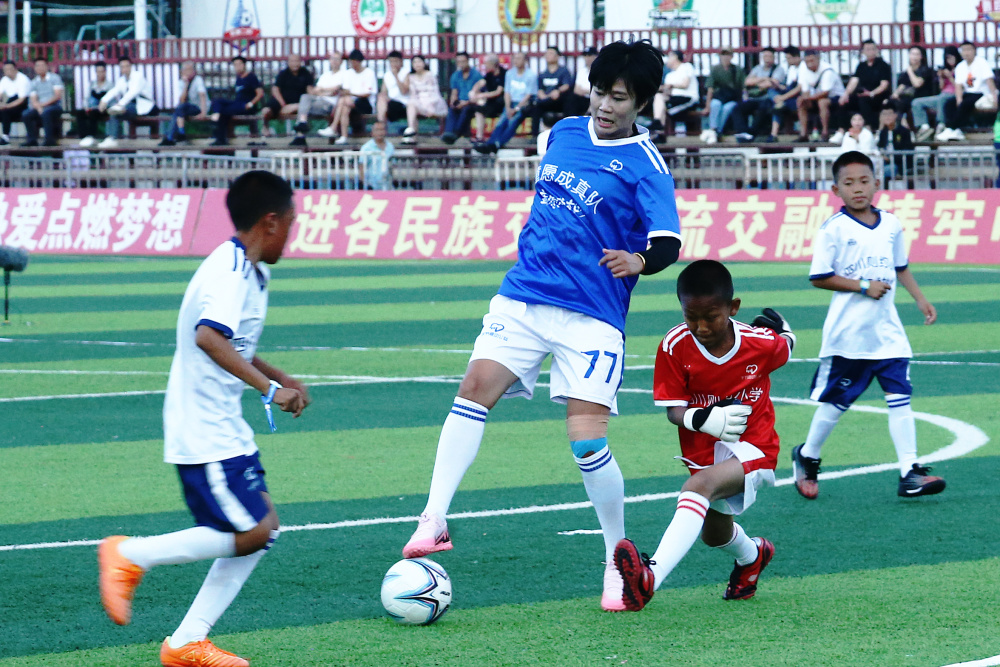 韩端现身中超帽子戏法 儿童节为孩子倾情表演