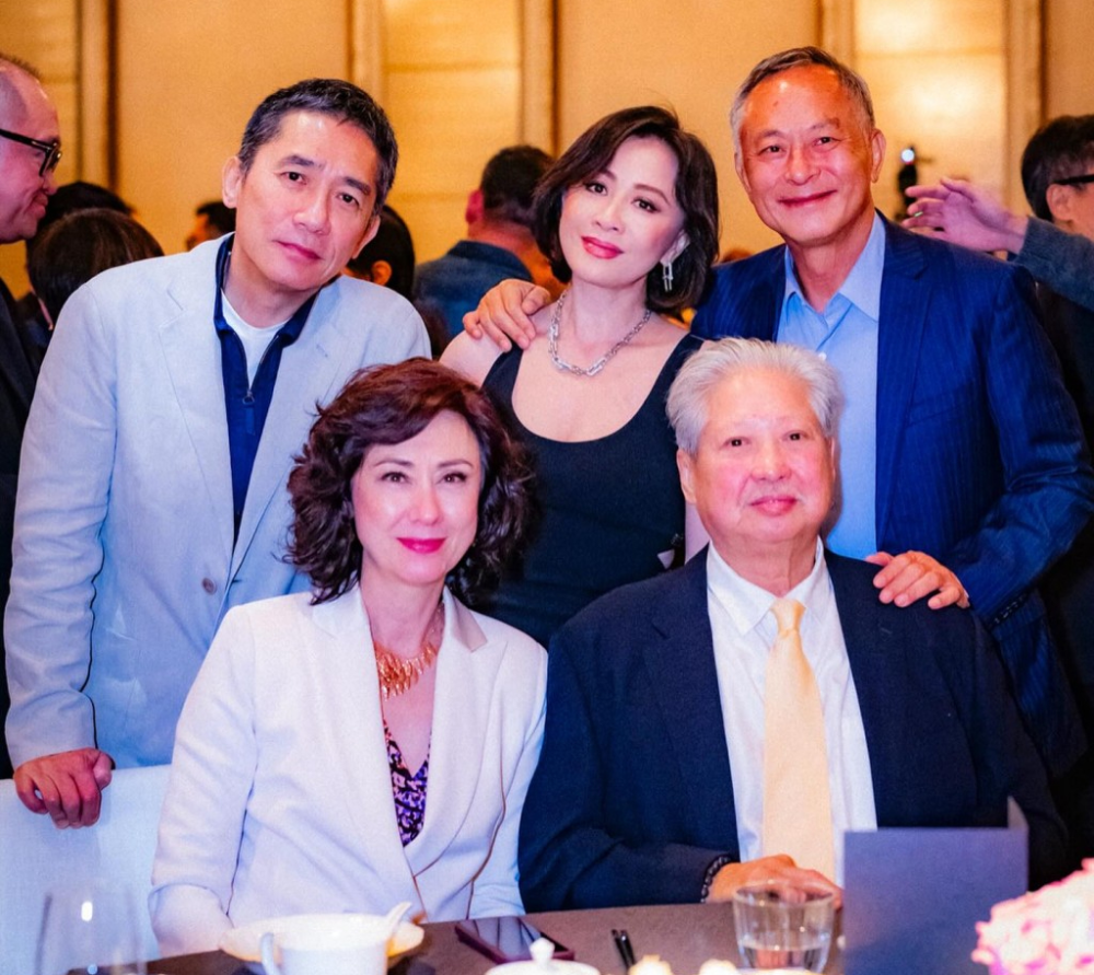名利场||58岁的刘嘉玲，为什么还这么忙？_腾讯新闻