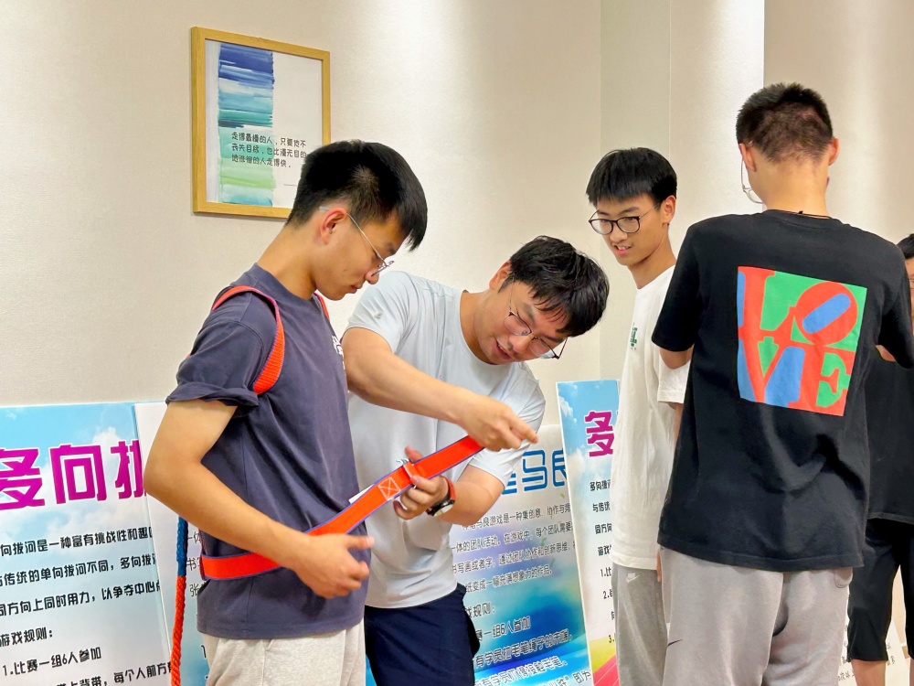 郑州外国语学校心理教师李一凡为学生佩戴游戏器材.