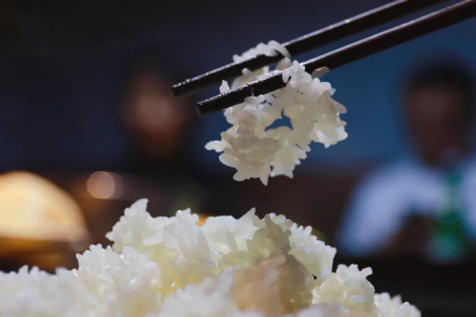 一顿饭吃太饱的人，身体在经历什么……_腾讯新闻