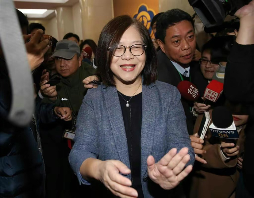 管碧玲摸男记者脸引发争议介文汲批吃人家豆腐完全不尊重对方