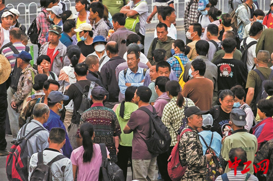 5元一个韭菜鸡蛋馅儿的包子,一边在人群中寻找工作机会.