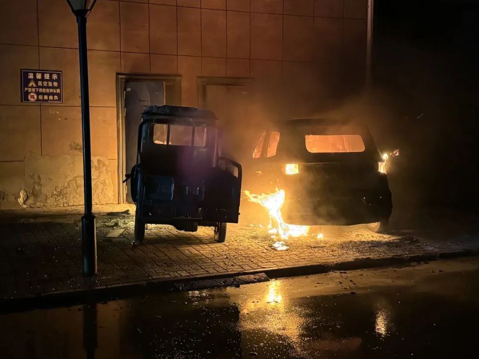 惊险!集宁一小区夜间突然起火!又是电动车.