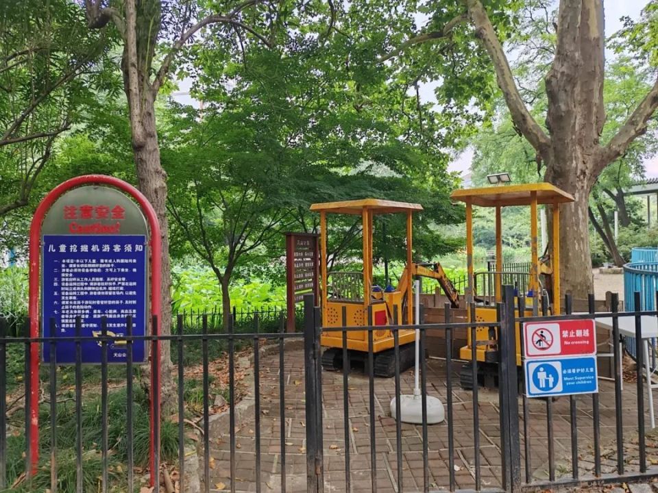 天山公园地址:延安西路1731号开放时间:5:00-21:00