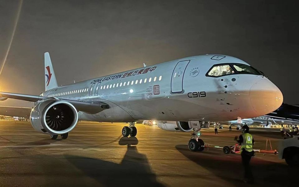 中国东航全球首架c919大飞机首次飞出国门参加航展