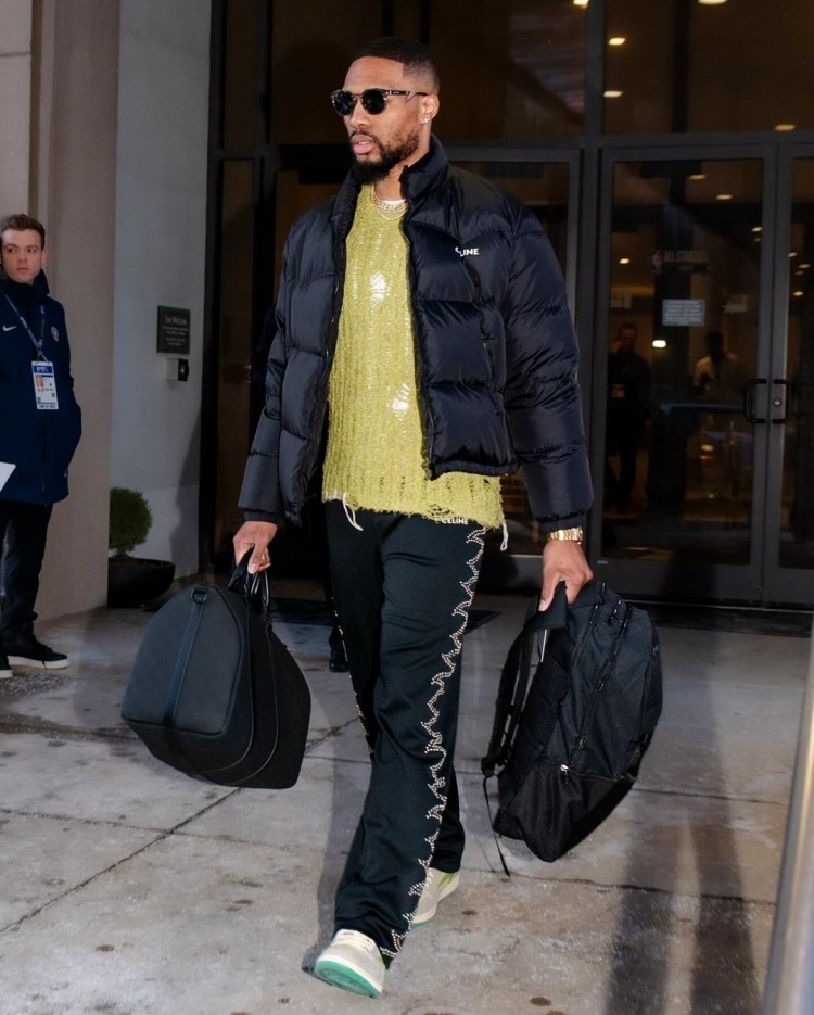 全明星三分赛两连冠利拉德线衫卫衣搭配黑超金链抢镜