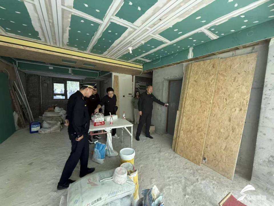 济南：一业主涉嫌违规加装室内电梯 多部门联动紧急处置_腾讯新闻