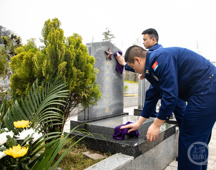 官兵们通过向革命先烈敬献鲜花,瞻仰烈士英名墙等方式,深切缅怀革命