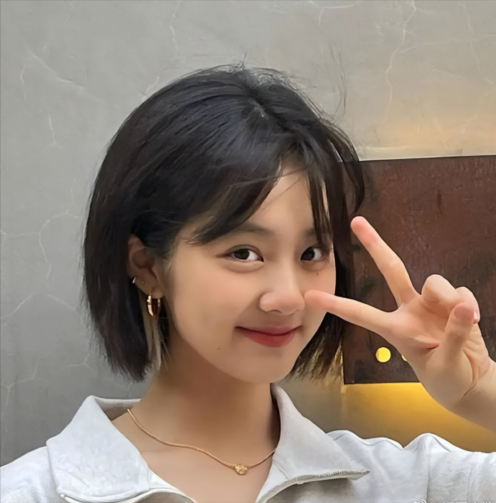 这是黄磊18岁的女儿黄多多?装扮也太成熟了吧!真是女大十八变