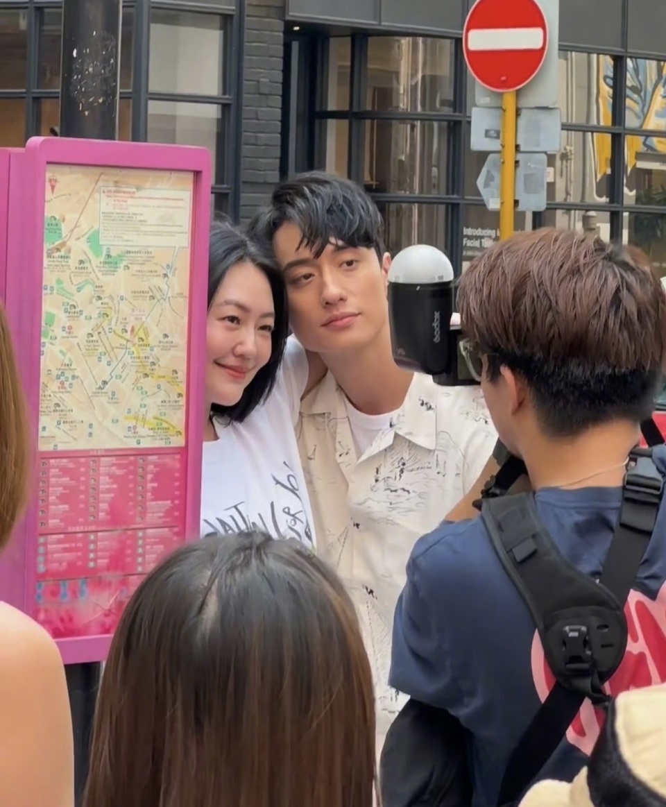 小s在香港街头录节目身材发福打扮土气狂撩小鲜肉男星显油腻