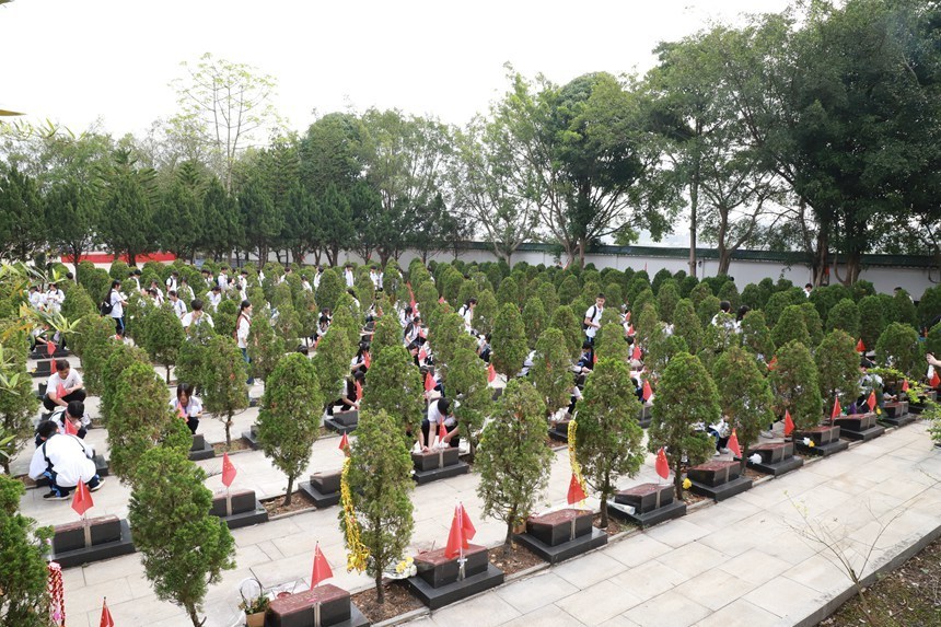 宁明县组织师生到烈士陵园开展祭扫活动