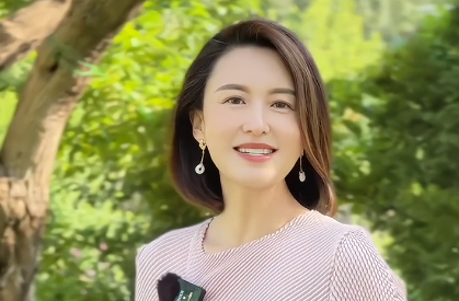主持人張蕾否認離婚、家暴等傳聞，稱11年來已多次闢謠 - 新浪香港