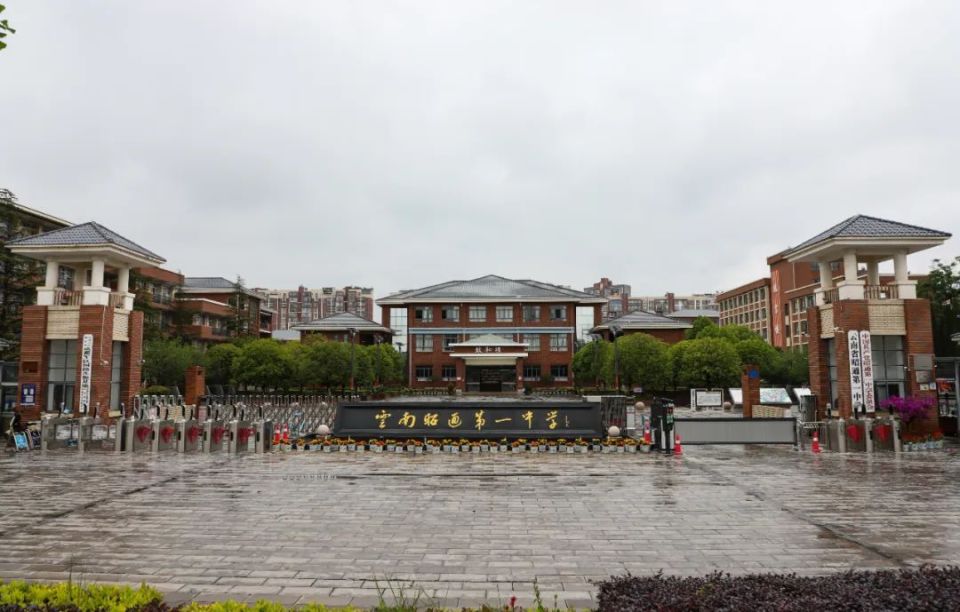 3.市民族中学考点:学校大门禁止车辆驶入,车辆可停放至大关路两侧.